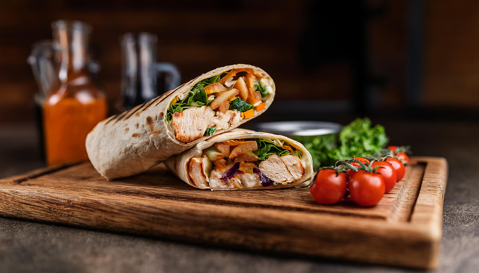 kurací-wrap-so-zeleninou-na-drevenej-doske-tmavé-pozadie